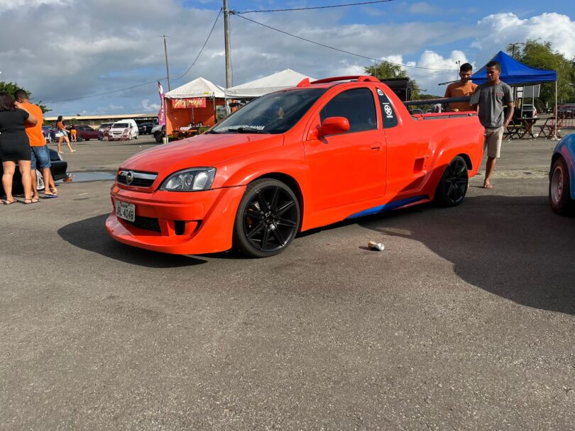 Exposição de carros antigos e 'Clube Rebaixados' movimentam