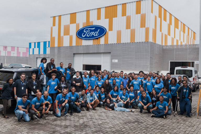 Ford  forma jovens em tecnologia na Bahia