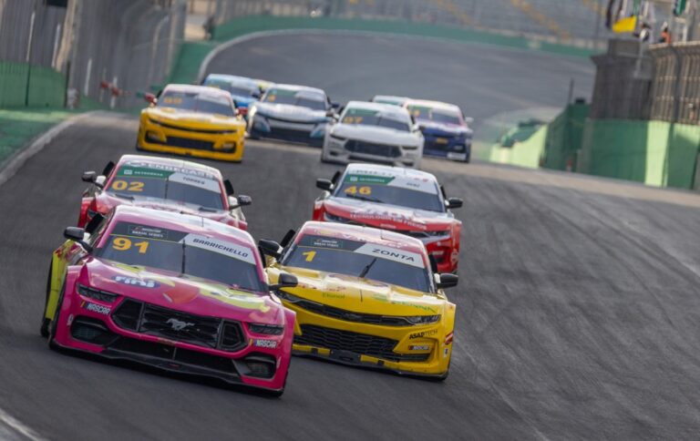Carros de corrida expostos no Salão de São Paulo