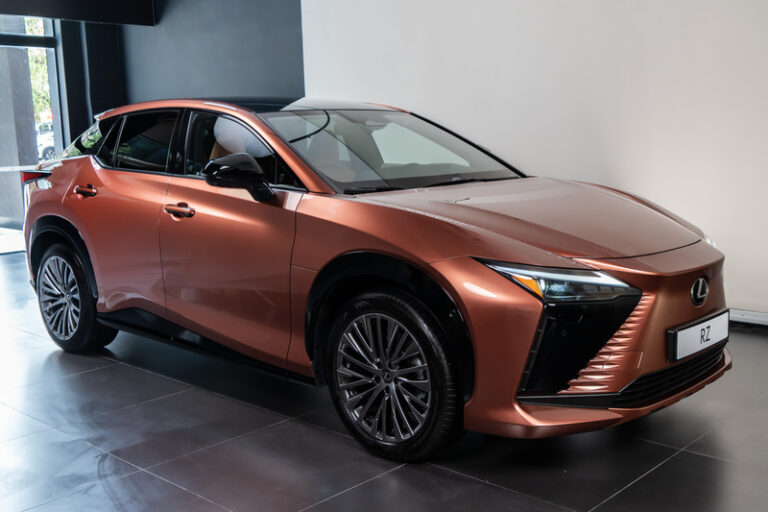 Lexus entra no mundo dos elétricos com o novo RZ 500e